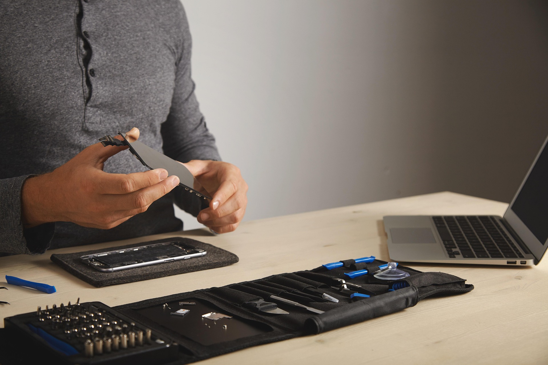 Geöffnetes Smartphone bei der Reparatur auf der Werkbank