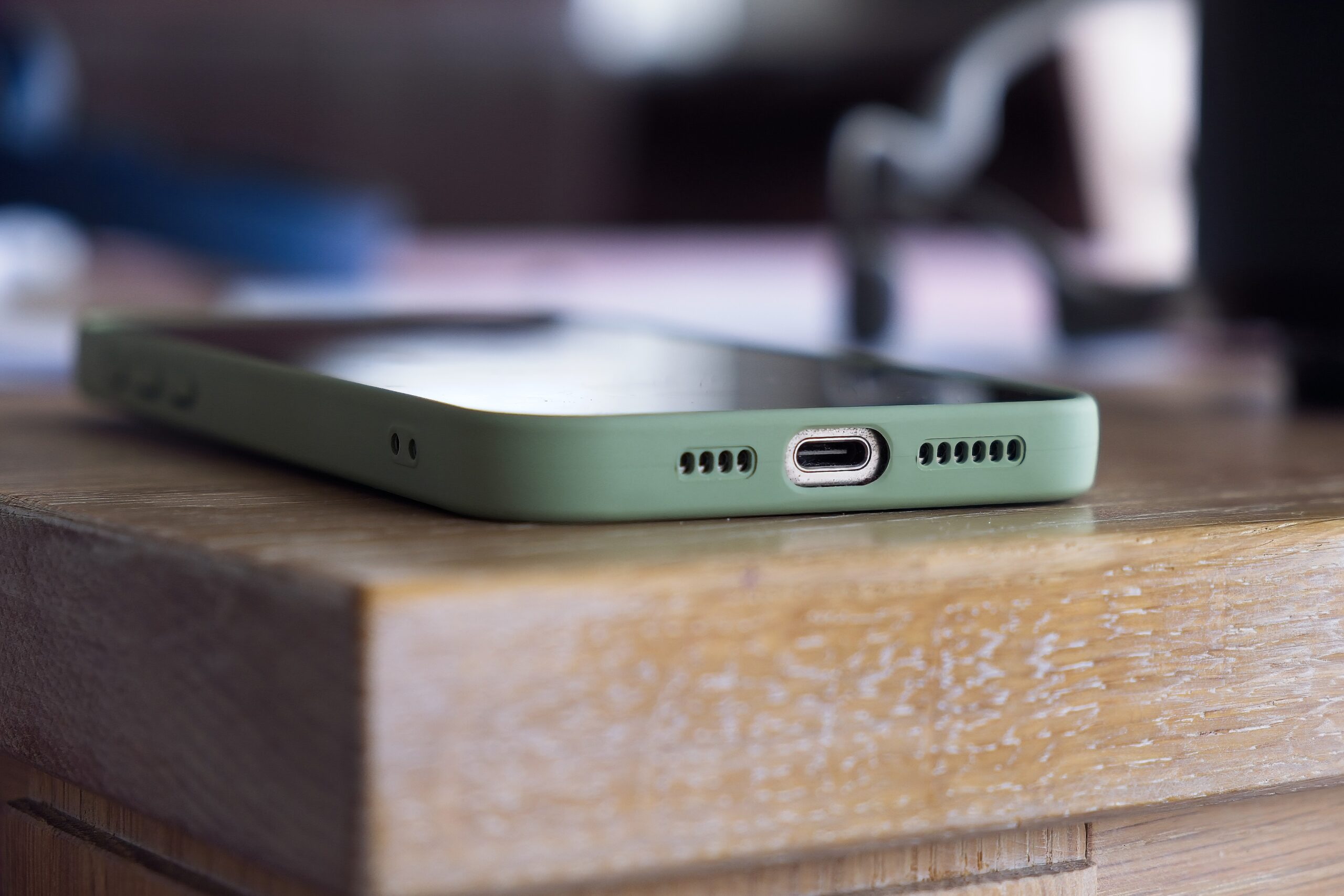 Aufbereitetes refurbished Smartphone in der Hand