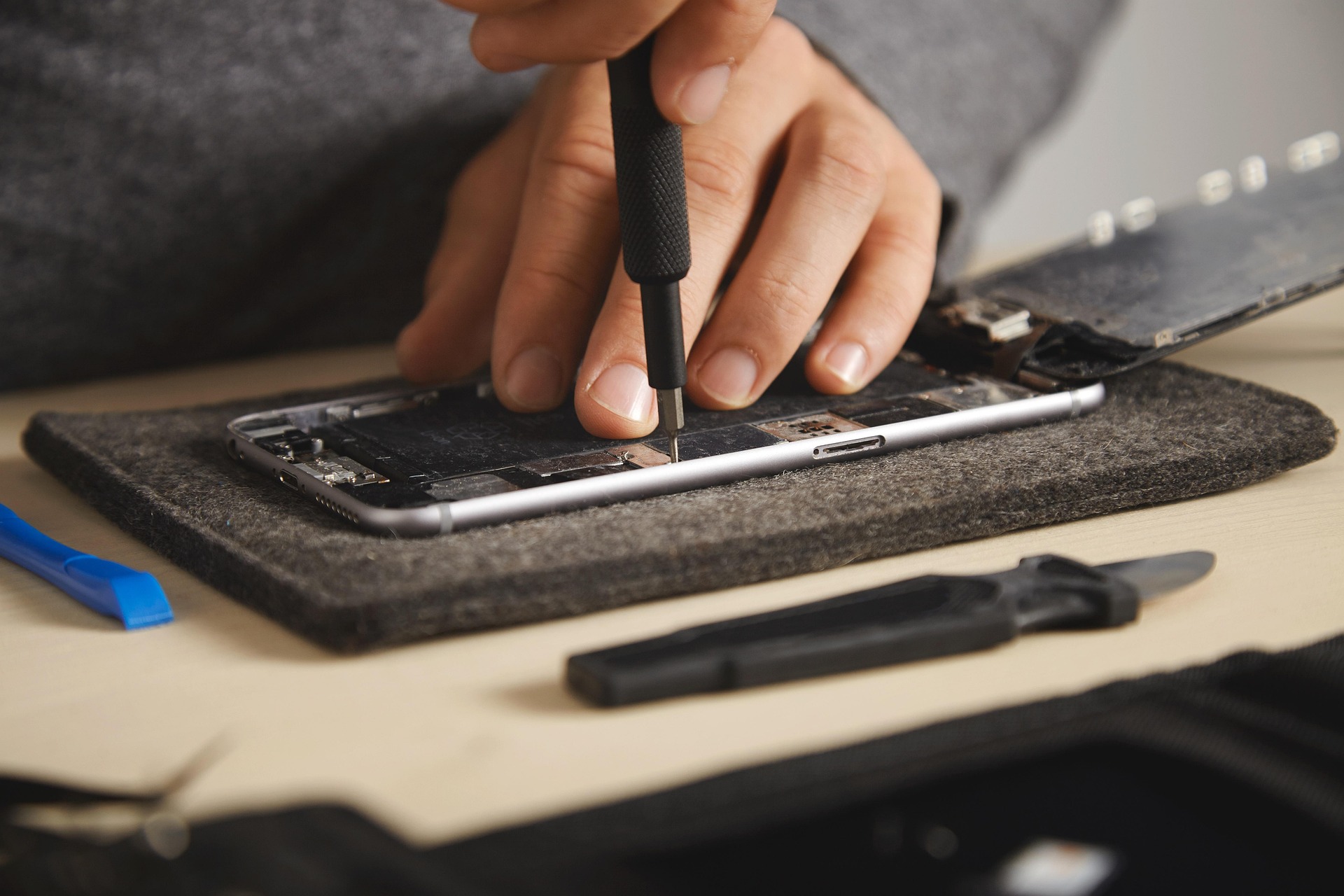 Werkzeug für die Smartphone-Reparatur in Nahaufnahme